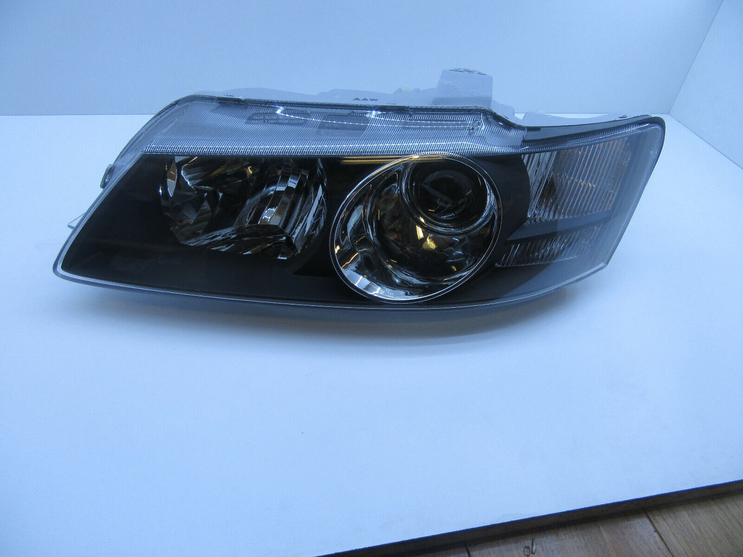 HOLDEN COMMODORE VY CALAIS BLACK HEADLIGHT HEAD LAMP DRIVER SIDE PROJECTOR