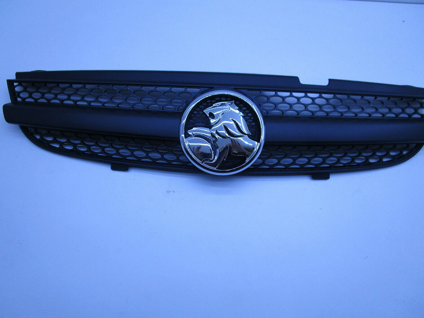 UPPER VZ CALAIS GRILLE FRONT HOLDEN COMMODORE CALAIS BAR GRILLE NEW GENUINE