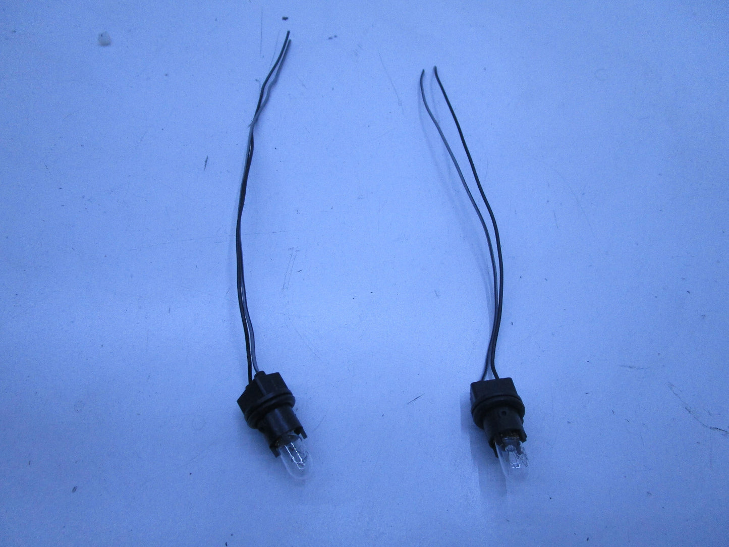 X-2 GENUINE NEW NUMBER PLATE PLUG WITH WIRE FOR HOLDEN COMMODORE VY VZ SEDAN