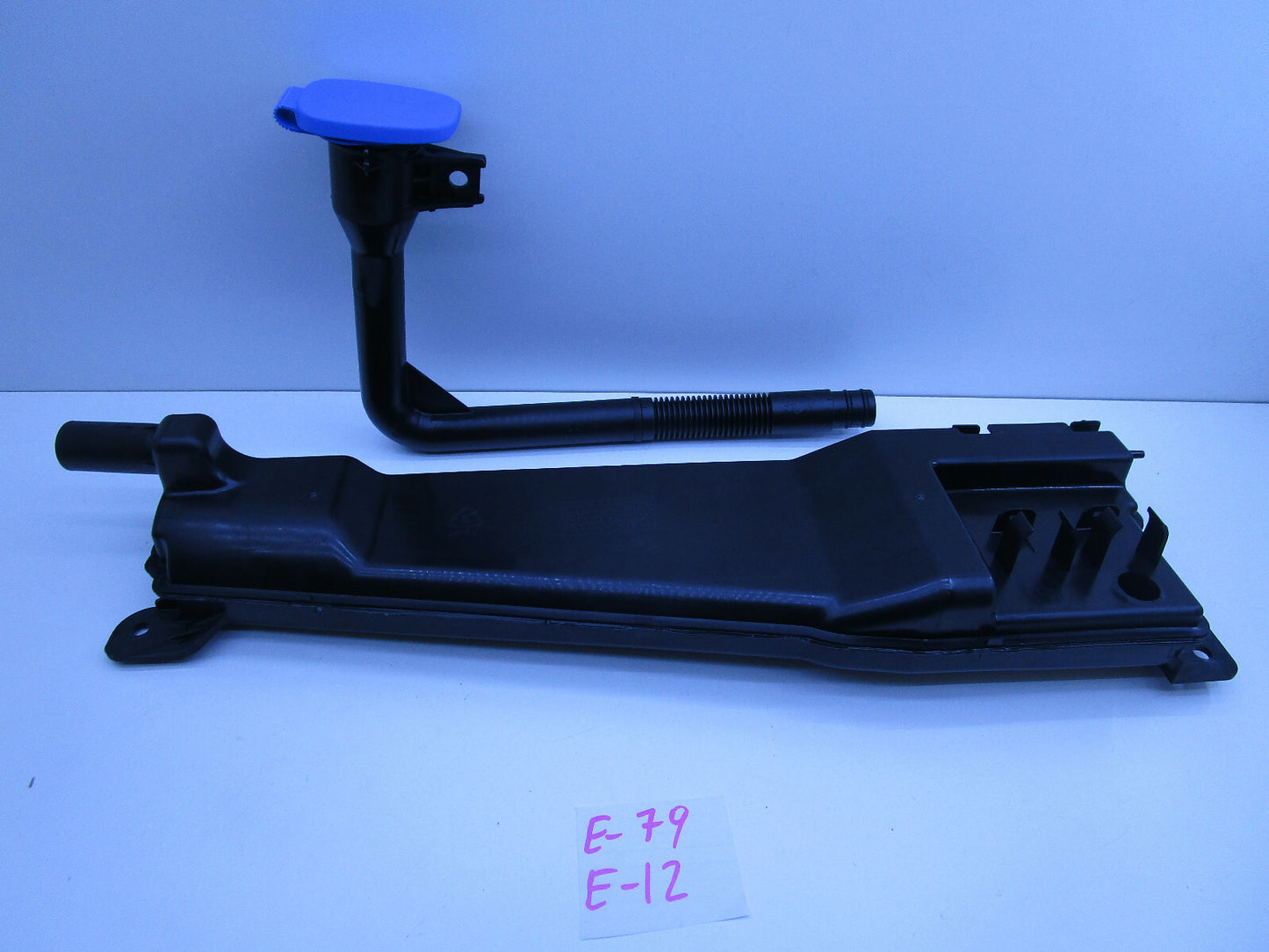 WINDSCREEN WASHER BOTTLE KIT HOLDEN COMMODORE VF CALAIS BERLINA GENUINE NEW