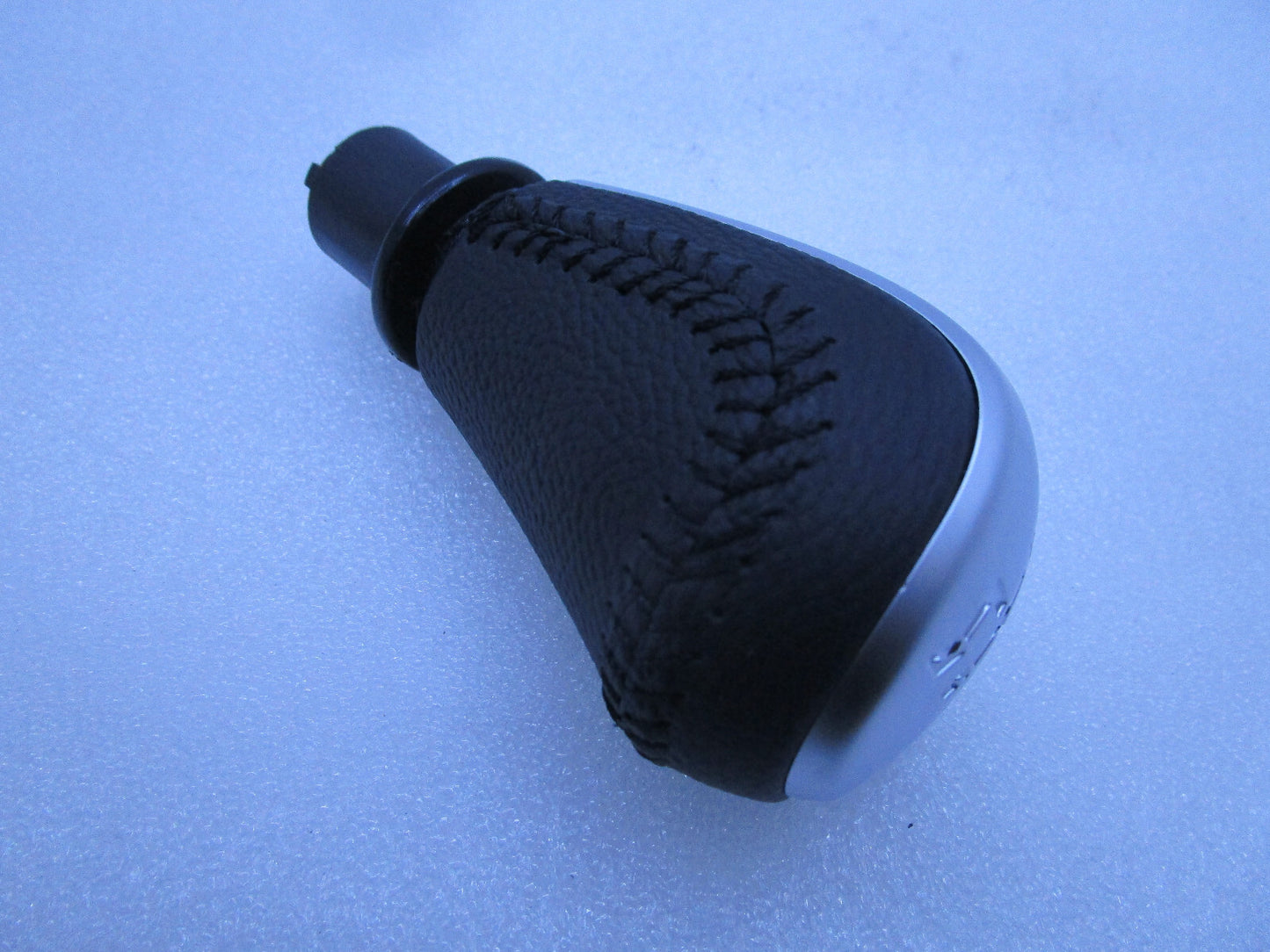 MANUAL BLACK LEATHER GEAR KNOB FOR HOLDEN COMMODORE VF V8 SS SSV SV8 SILVER CAP