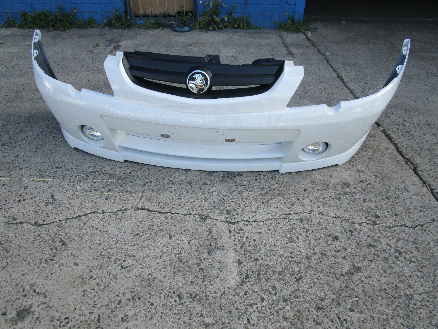 WHITE COLOUR FRONT BUMPER BAR COMPLETE FOR VY SS HOLDEN COMMODORE NEW