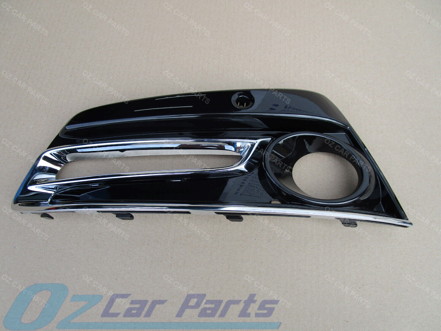 RIGHT FOG LIGHT COVER WITH CHROME MOULD FOR HOLDEN COMMODORE VF SERIES 1 SS SV6N