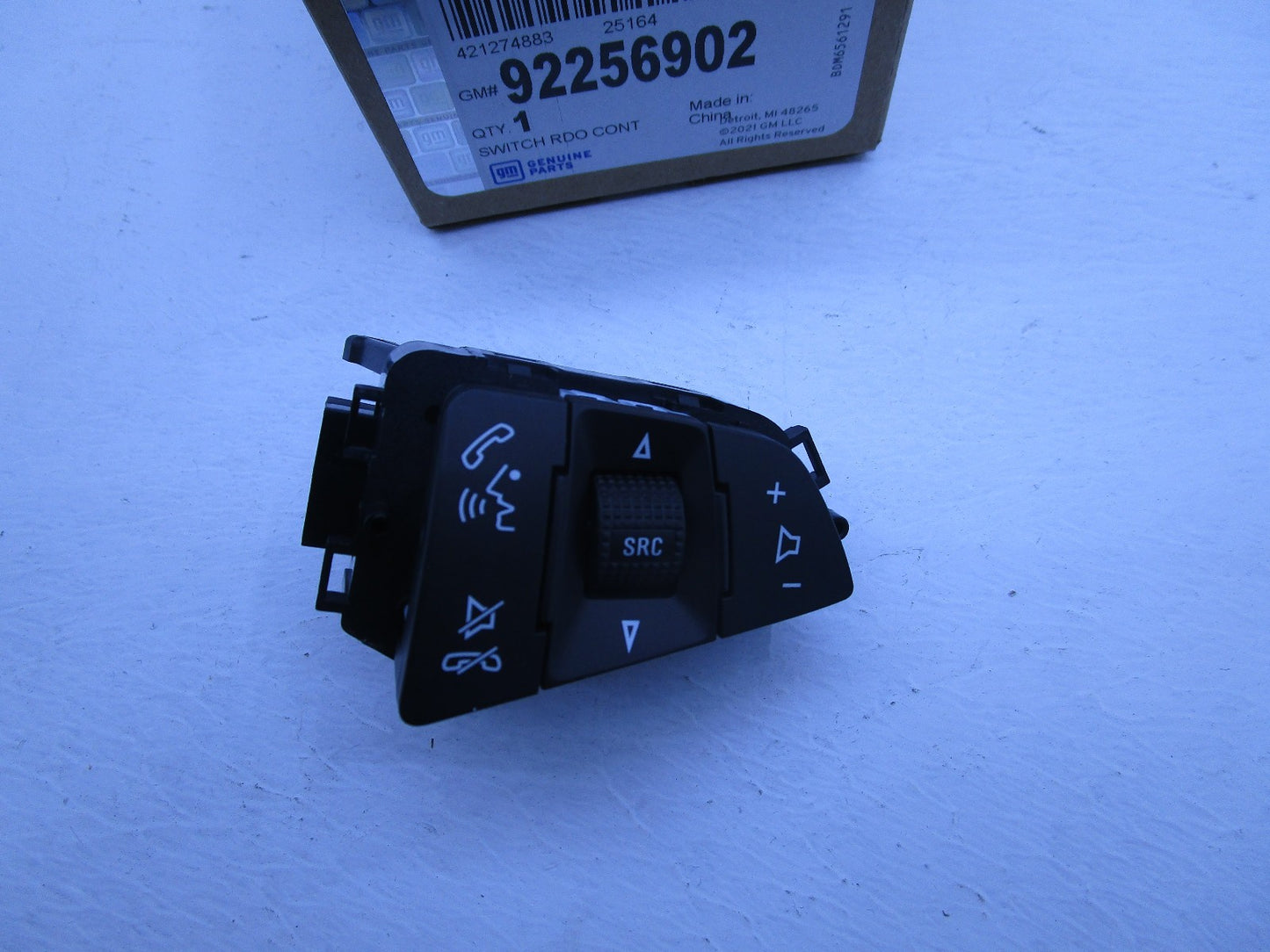 GENUINE NEW Steering Wheel SWITCH FOR HOLDEN COMMODORE VF SS SSV SV8 MALOO HSV