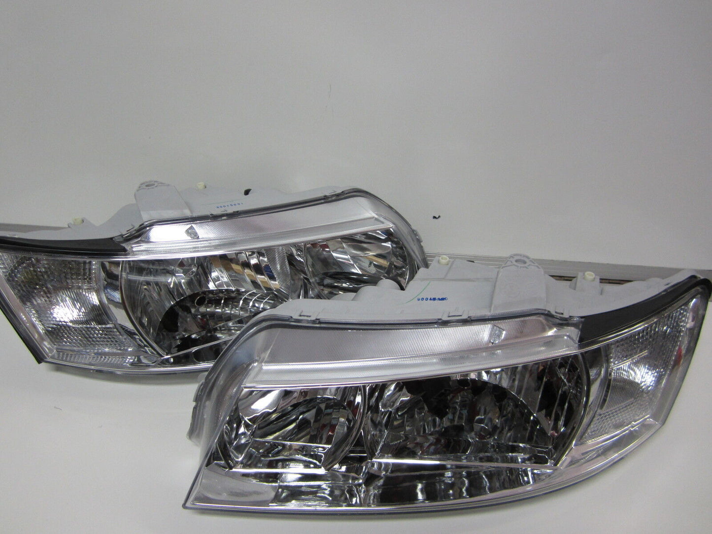 VZ COMMODORE EXECUTIVE ACCLAIM EQUIPE HEADLIGHTS VZ COMMODORE LEFT AND RIGHT NEW