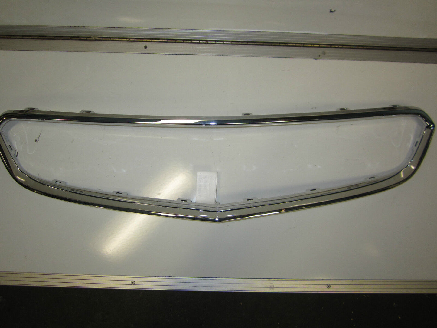 HOLDEN COMMODORE VF SS SV6 SSV SERIES 1 FRONT GRILLE CHROME SURROUND GM NEW