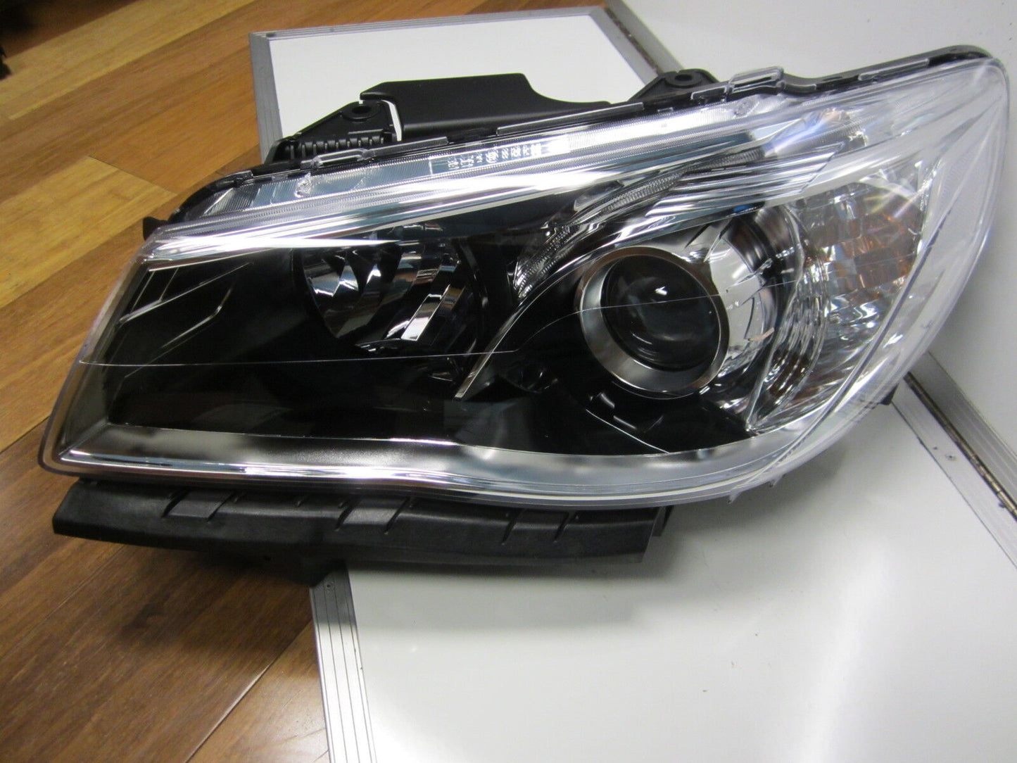 HOLDEN COMMODORE GENUINE PASSENGER SIDE VF SS SV6 HEADLIGHT NEW LEFT GENUINE