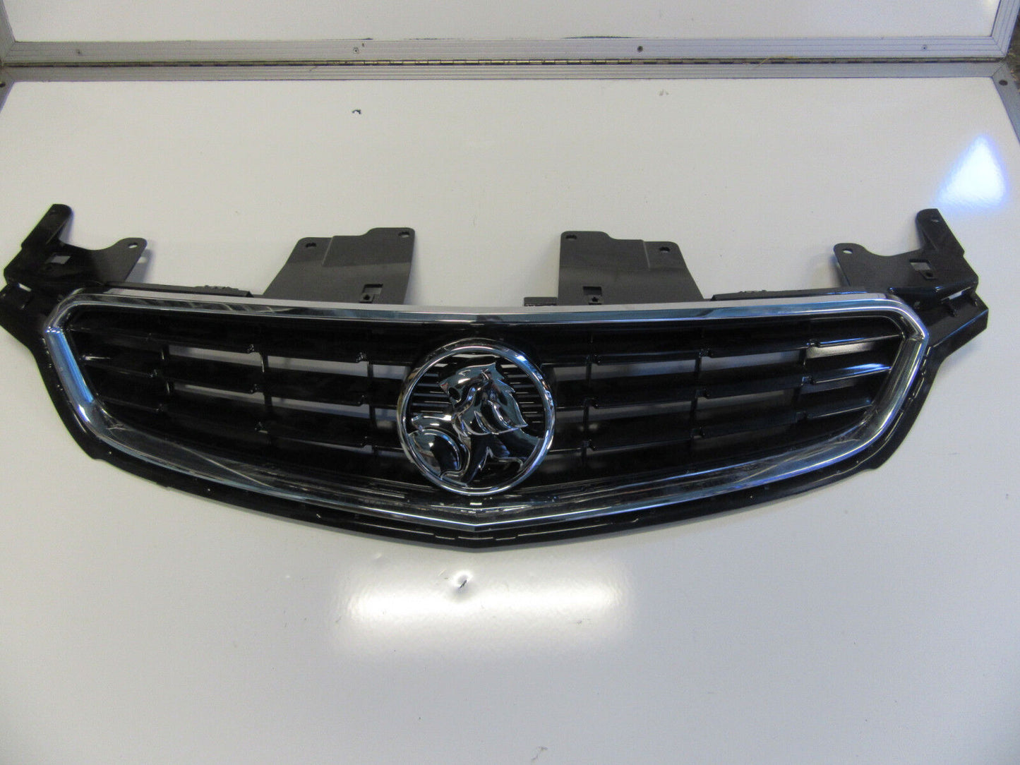 HOLDEN COMMODORE VF SERIES 1 SS SV6 SSV FRONT UPPER GRILLE + SURROUND + BADGE