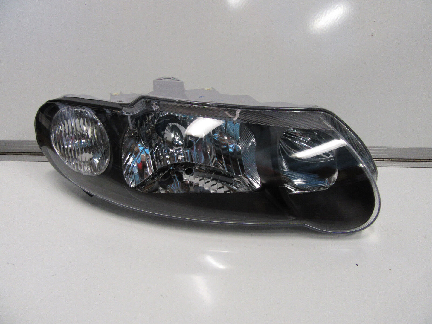 VX VU SS HEADLIGHT NEW RIGHT HAND SIDE TEAR DROP BLACK COMMODORE GENUINE NEW SS