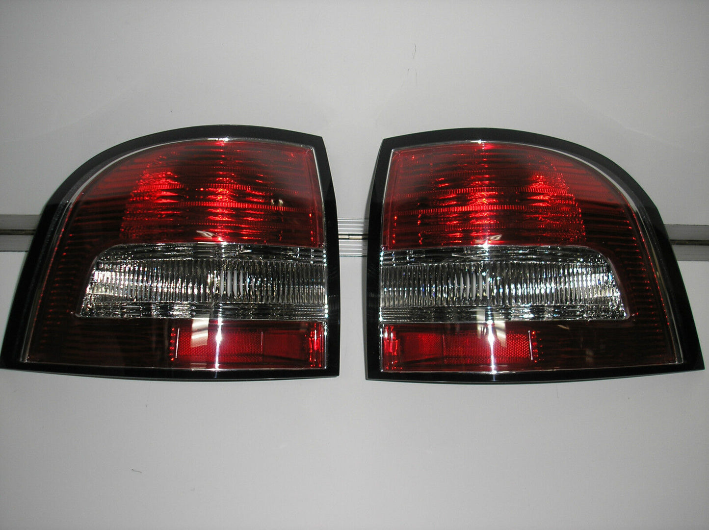 TAIL LIGHTS PAIR TAIL LAMPS LEFT AND RIGHT HOLDEN COMMODORE VE VF UTE SSV SS SV6