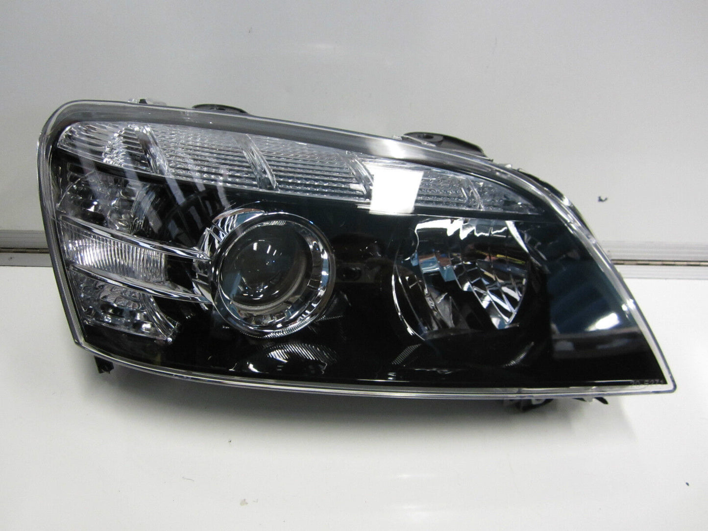 HOLDEN COMMODORE WM STATESMAN CAPRICE HEADLIGHT LEFT HAND PASSENGER SIDE NEW