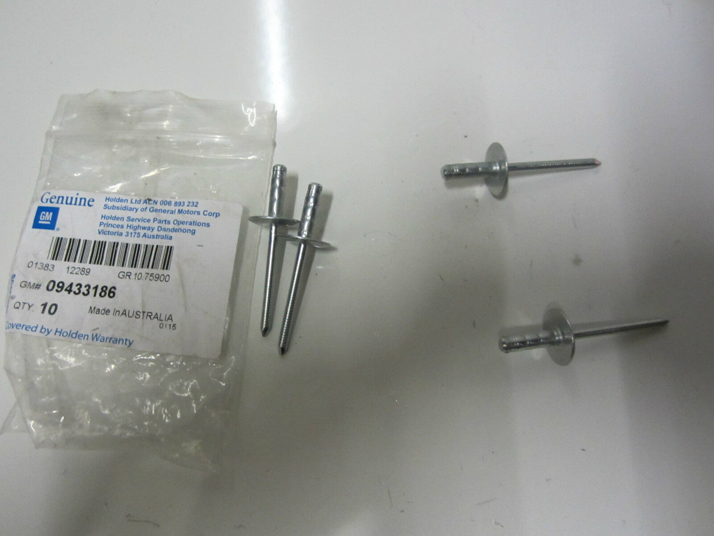 RIVETS SET GENUINE HOLDEN COMMODORE POP RIVETS SET OF 4 GENUINE NEW