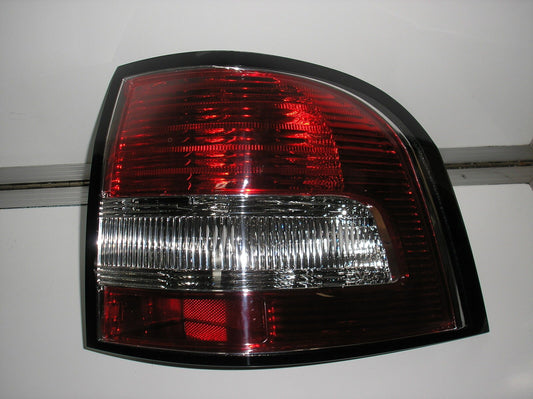 HOLDEN COMMORE VE UTE SSV SS SV6 OMEGA RIGHT HAND SIDE TAIL LIGHT TAIL LAMP NEW