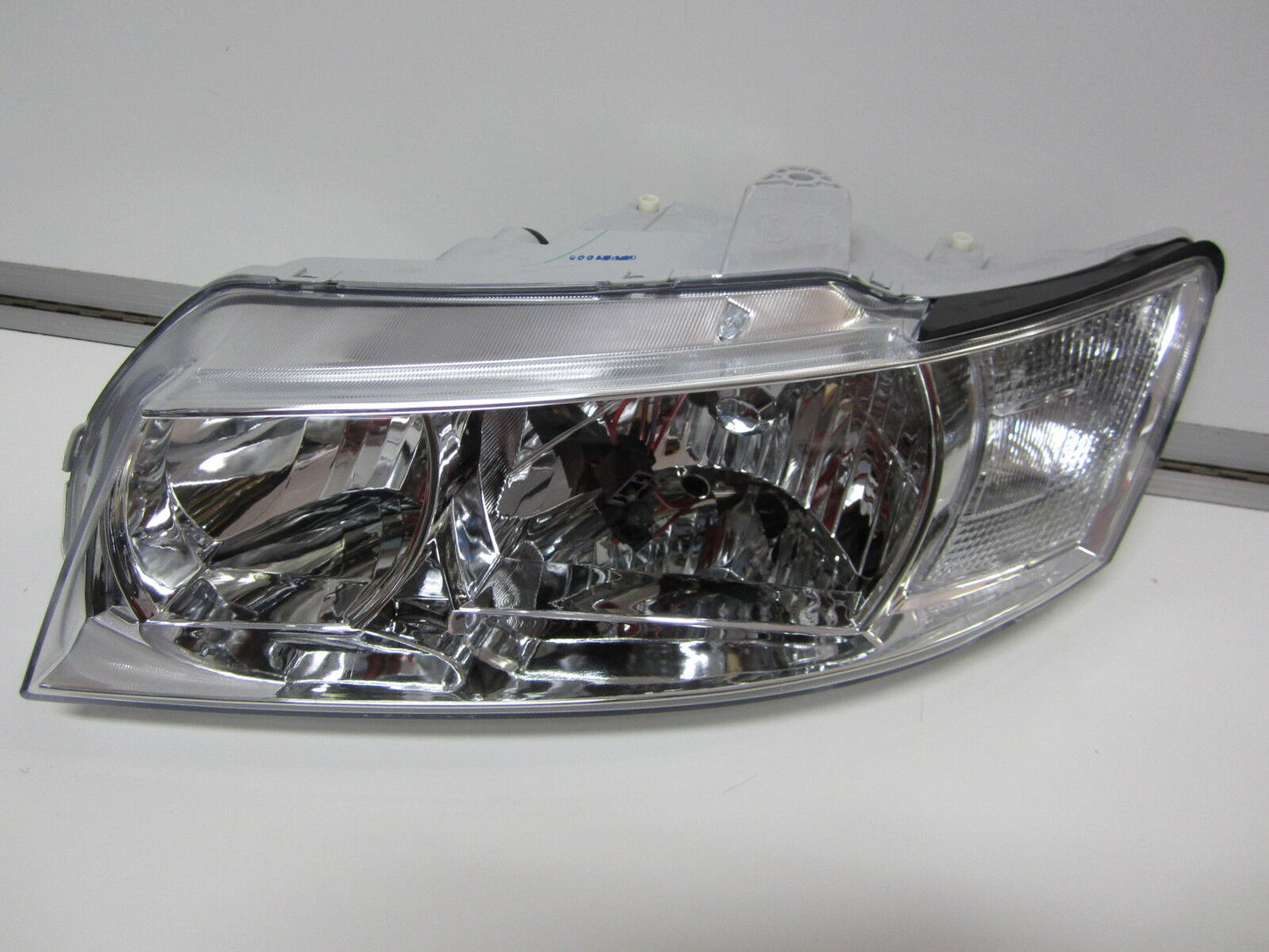 VZ COMMODORE EXECUTIVE ACCLAIM EQUIPE PASSENGER SIDE HEADLIGHT VZ COMMODORE NEW