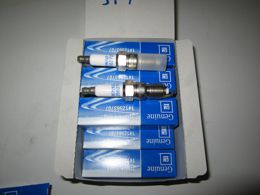 HOLDEN COMMODORE VT VX VY VZ V8 5.7 SPARK PLUGS SET OF 8 NEW GENUINE 19315804