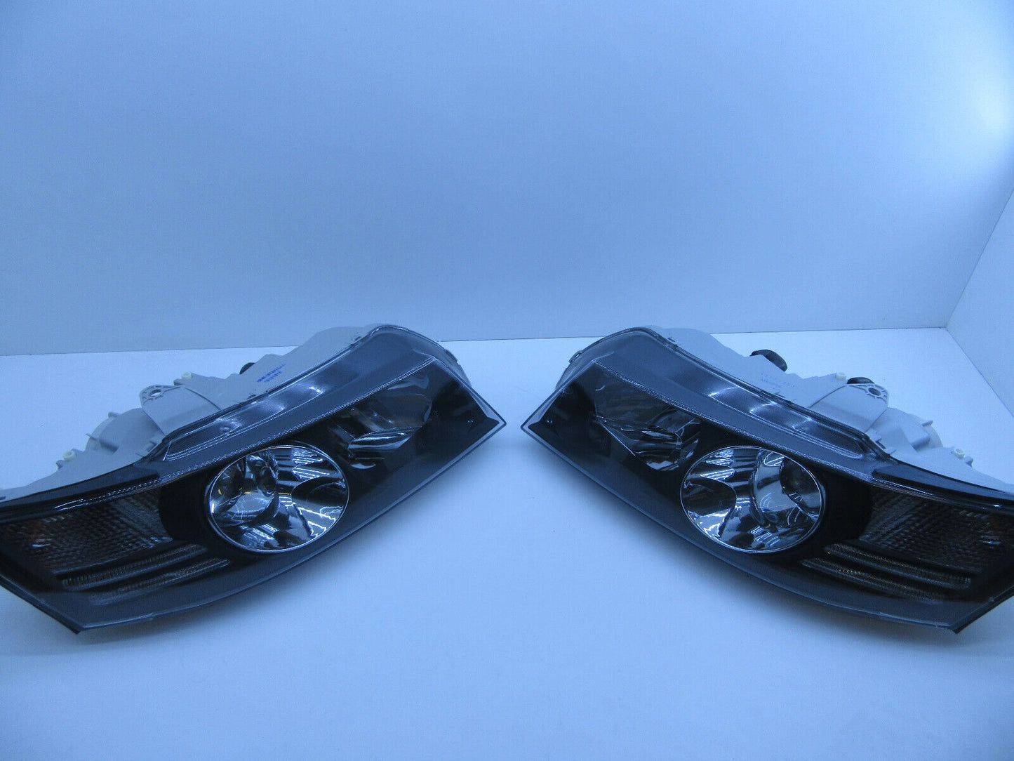 VZ SS HEADLIGHTS HEAD LAMPS PAIR VZ SS HOLDEN COMMODORE LEFT AND RIGHT SIDE PAIR