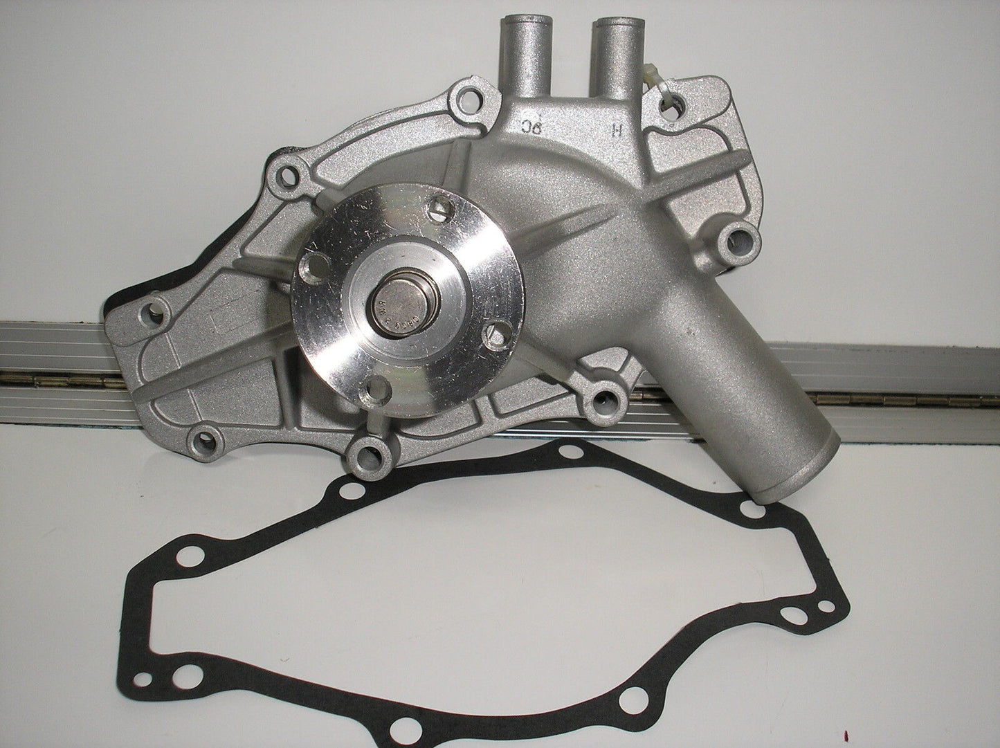 HOLDEN COMMODORE VR VS VT SERIES 1 V8 5.0L WATER PUMP 1 YEAR WARRANTY BRAND NEW