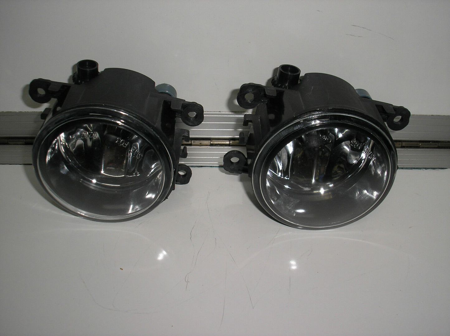 HOLDEN COMMODORE VE WM SS BERLINA CALAIS STATESMAN FOGLIGHTS pair brand new