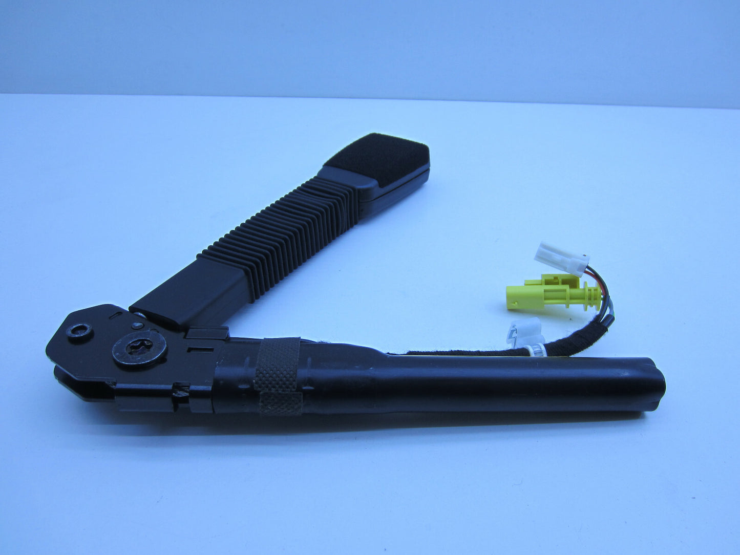 GENUINE PASSENGER SIDE FRONT SEAT BELT BUCKLE TENSIONER FOR HOLDEN VF HSV GTS