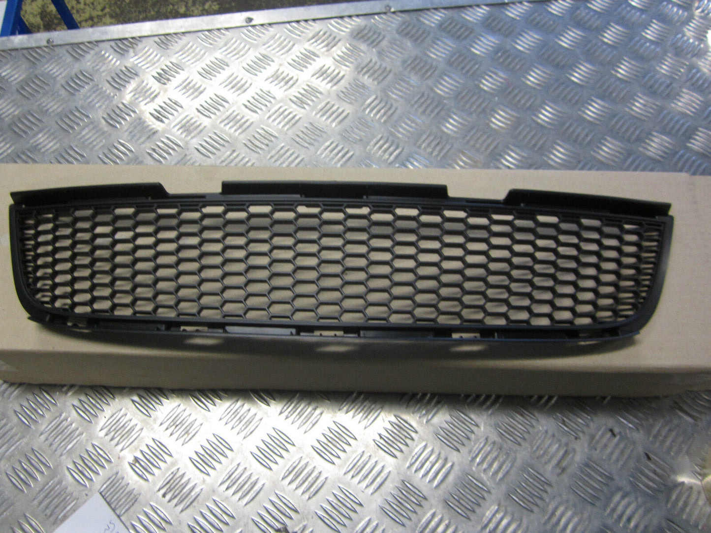 LOWER GRILLE HOLDEN COMMODORE VZ SS SV6 SSV SV8 FRONT LOWER GRILLE NEW GENUINE