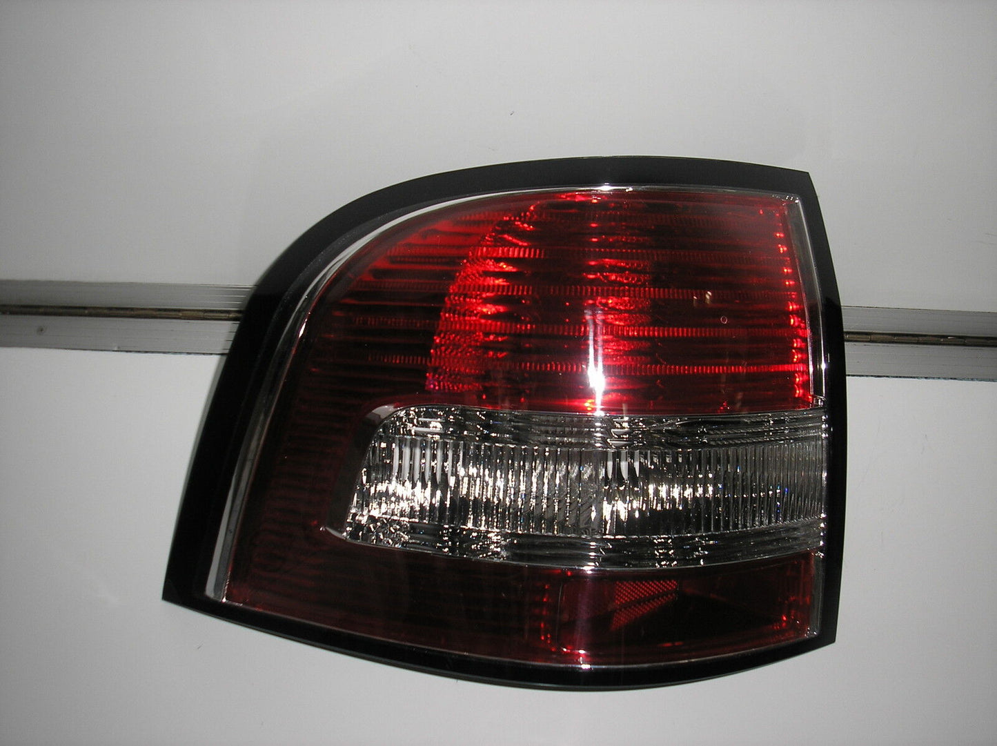 VE UTE HOLDEN COMMODORE OMEGA SSV SS SV6 TAIL LIGHT LAMP LEFT SIDE PASSENGER NEW