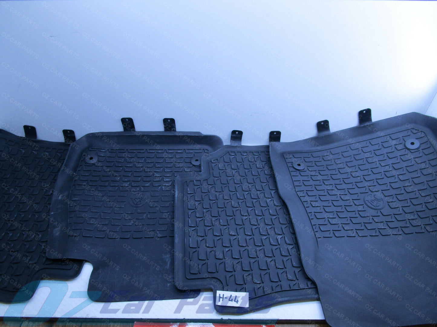 GENUINE RUBBER FLOOR MATS HOLDEN COMMODORE ZB MODELS GENUINE NEW FULL SET