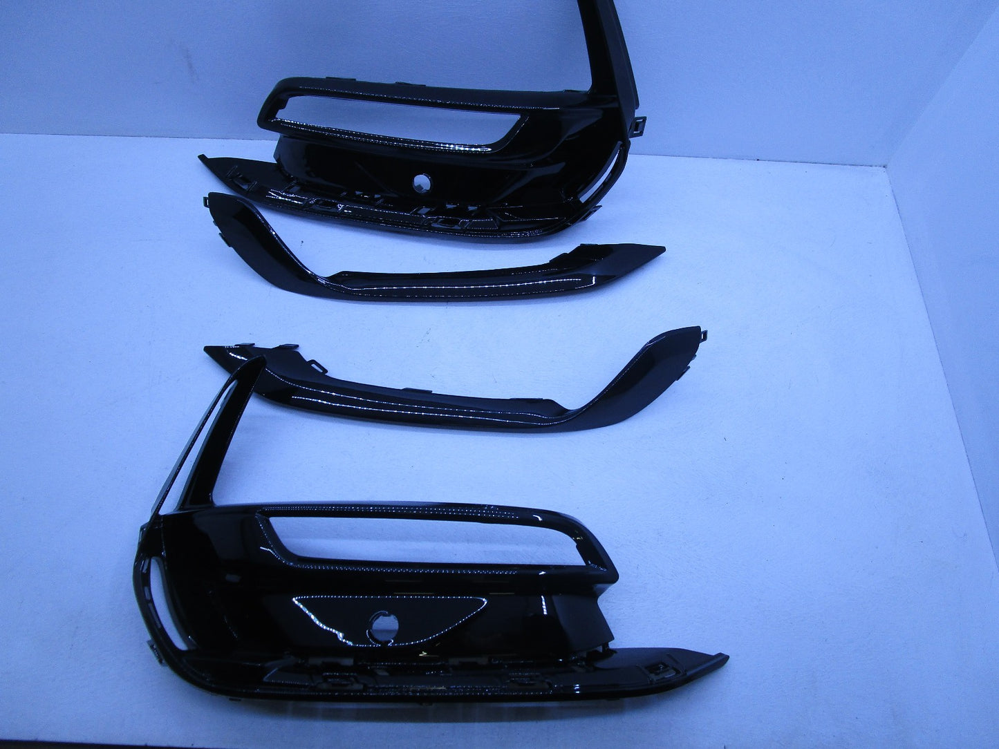X4 HOLDEN COMMODORE VF SS SSV SV6 SERIES-2 FOG LIGHT COVER KIT GLOSS-BLACK SET