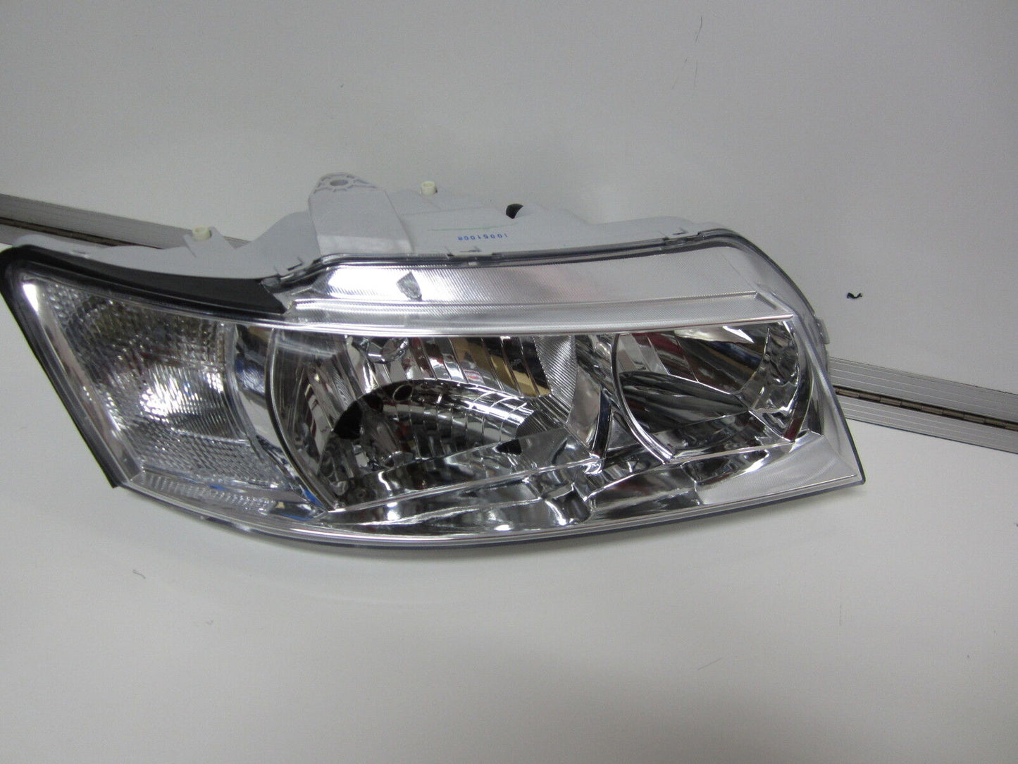 VZ COMMODORE EXECUTIVE ACCLAIM EQUIPE DRIVER SIDE HEADLIGHT VZ COMMODORE NEW