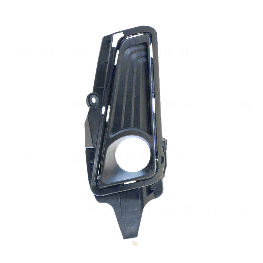 GENUINE PASSENGER SIDE FOG LIGHT COVER FOR Toyota Hiace GDH300R LWB CREW 2/2019