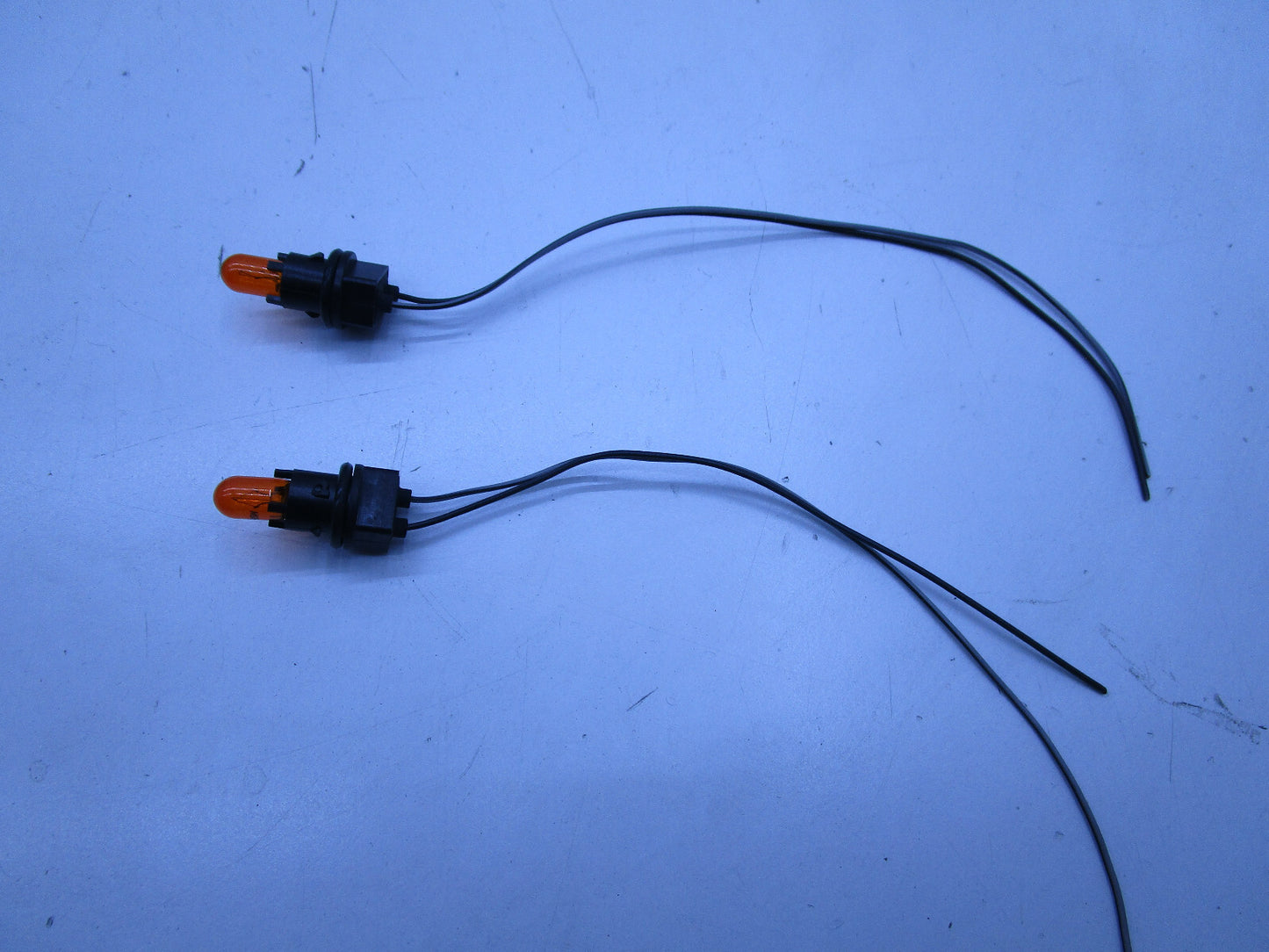 GENUINE GUARD INDICATOR BLINKER PLUG PAIR WITH WIRE HOLDEN COMMODORE VU UTE