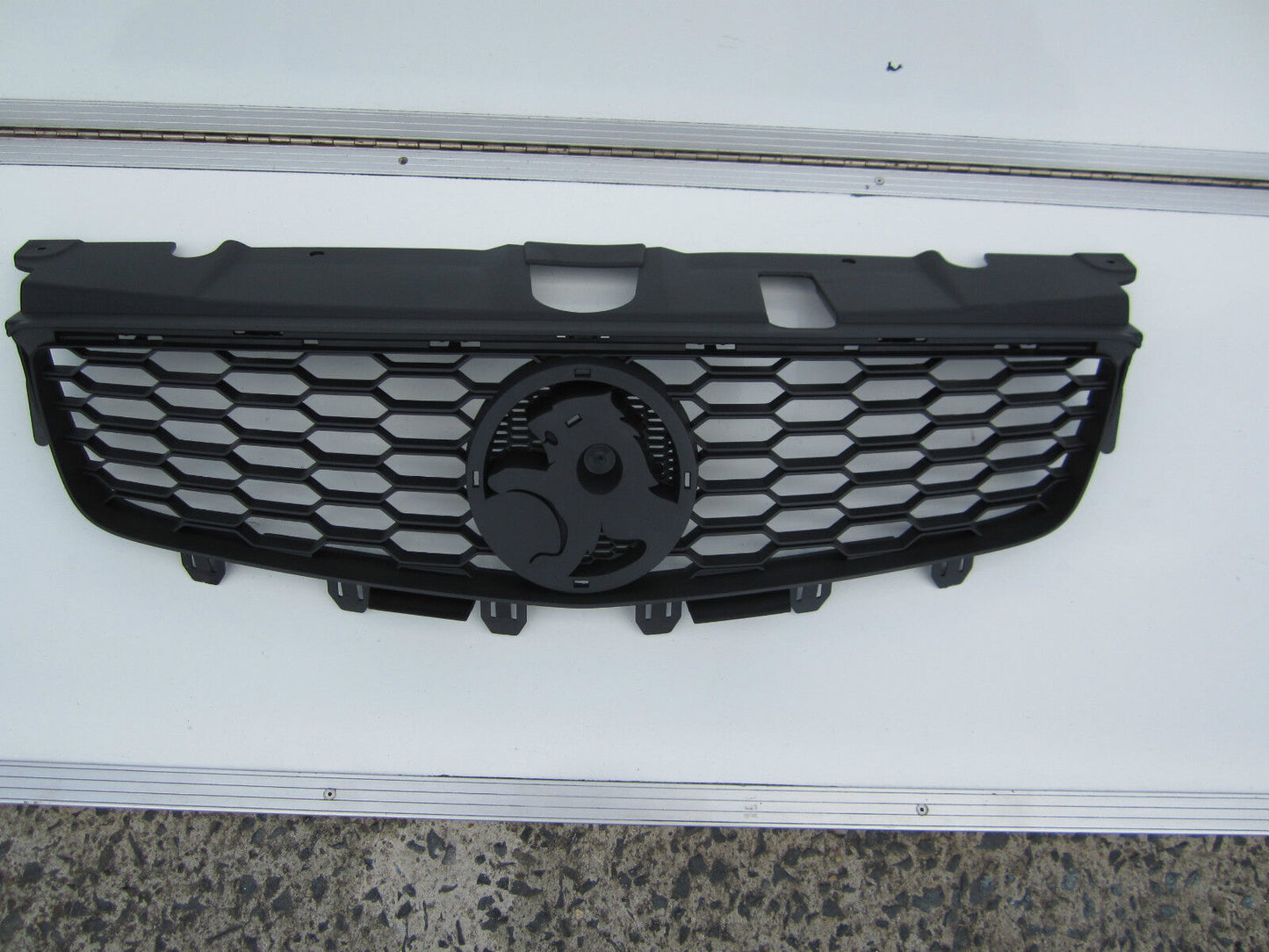 HOLDEN COMMODORE VE series 2 SS SV6 SSV LS1 LS2 FRONT GRILLE GENUINE brand new