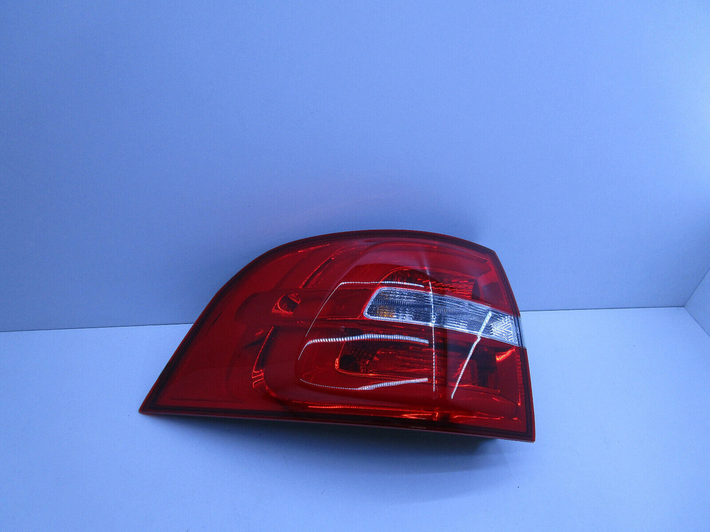 STATION WAGON PASSENGER SIDE TAIL LIGHT LED RED HOLDEN COMMODORE VE VF GENUINE