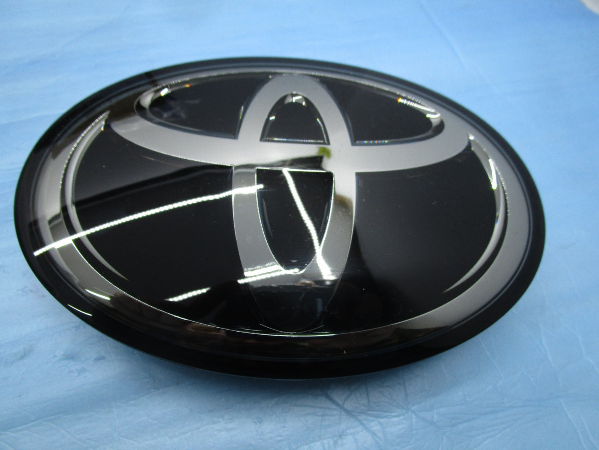 GENUINE FRONT GRILLE EMBLEM BADGE FOR TOYOTA HILUX & LANDCRUISER *53141-71010*