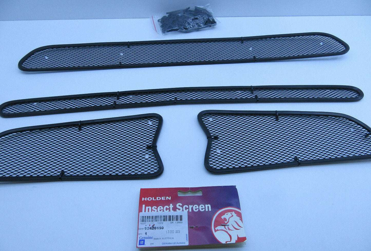 FRONT Mesh GRILLE KIT HOLDEN COMMODORE VF SV6 UPPER - LOWER GENUINE NEW