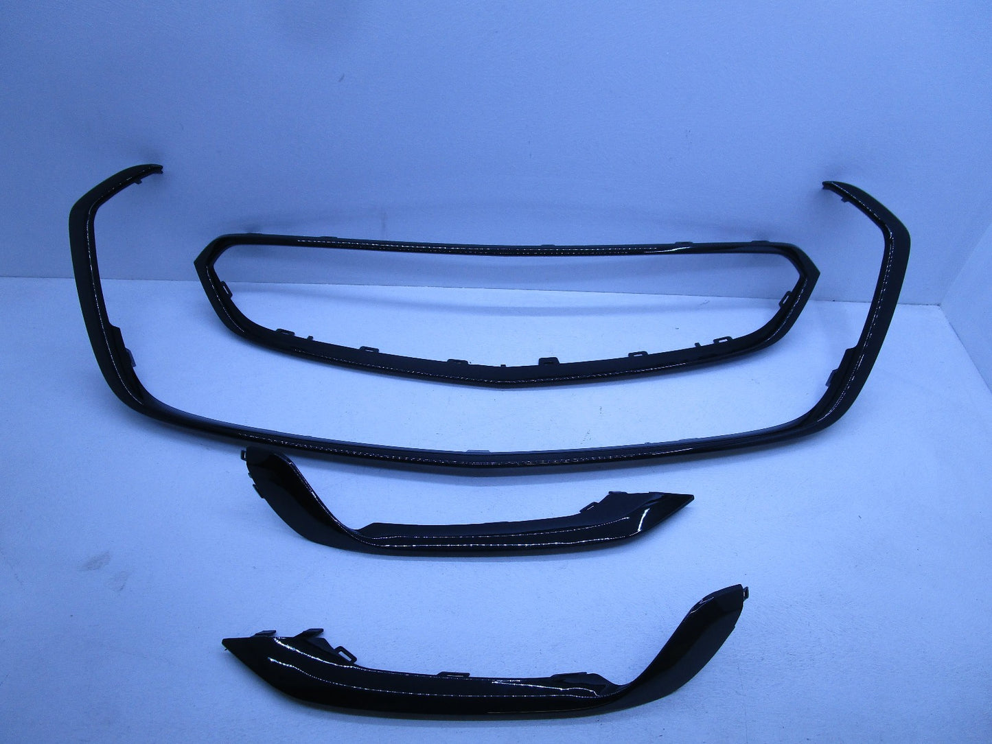 HOLDEN COMMODORE VF SERIES 2 SS SV6 SSV FRONT GRILLE MOULDING SURROUND SET BLACK