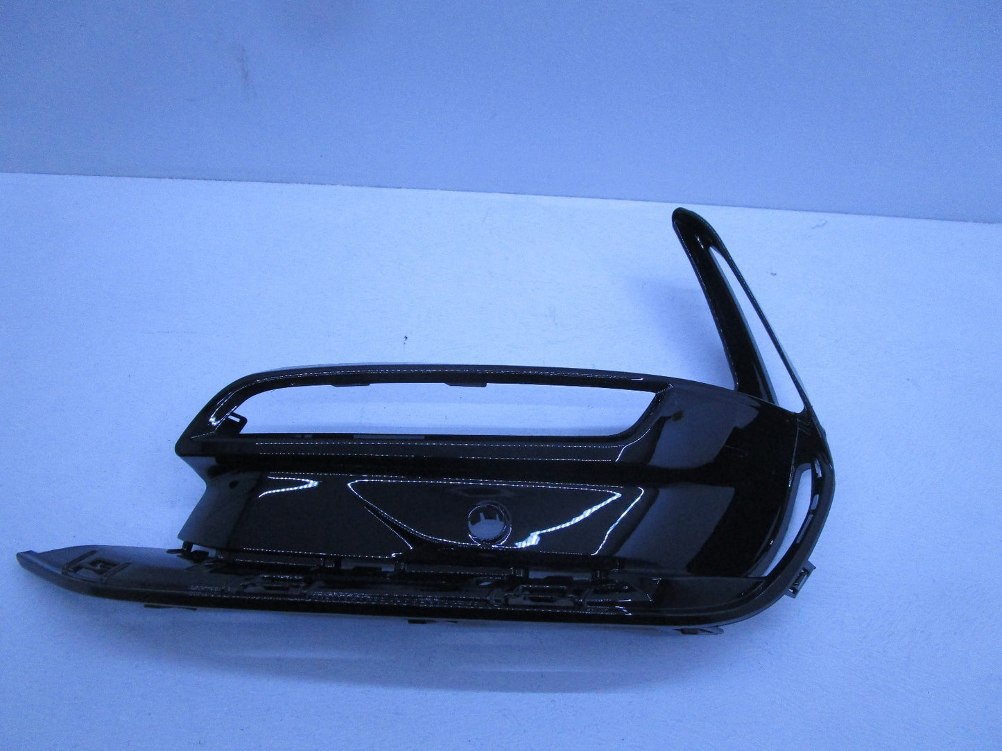 HOLDEN COMMODORE VF SS SSV SV6 SERIES-2 FOG LIGHT COVER PASSENGER SIDE GLOSS-BLK