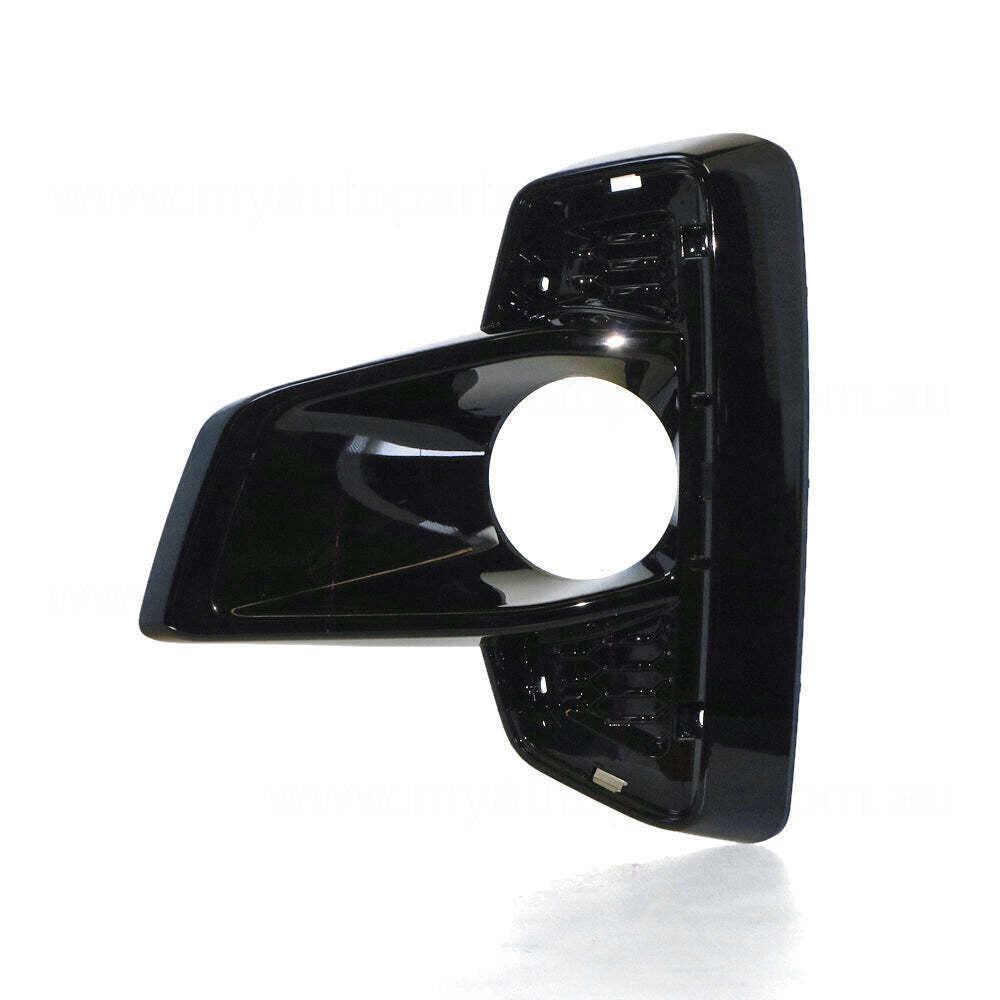 GENUINE PASSENGER SIDE FOG LIGHT COVER FOR Toyota Hilux GUN126R/136R 2018-2020
