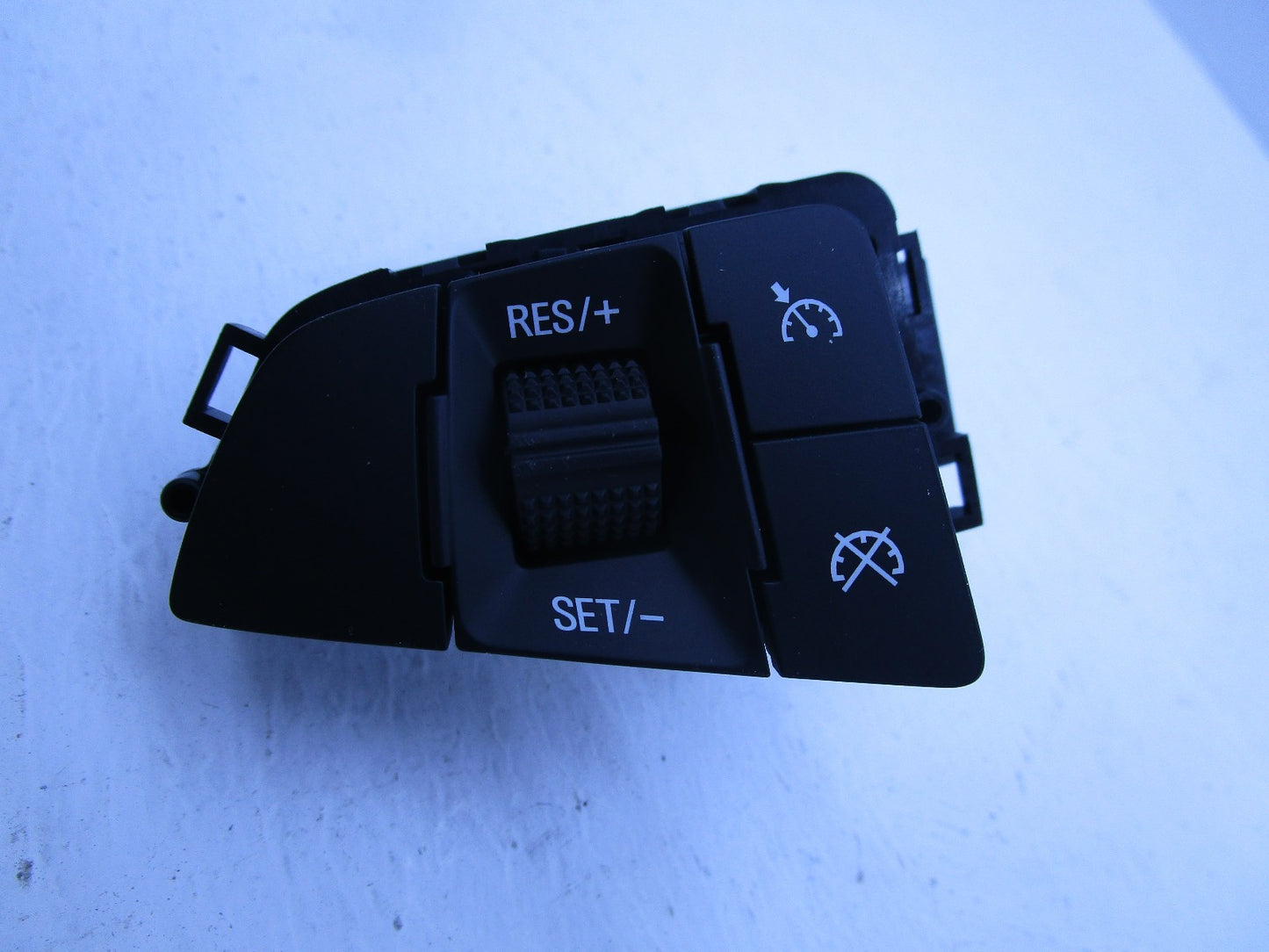 GENUINE NEW Steering Wheel SWITCH FOR HOLDEN COMMODORE VF SS SSV SV8 MALOO HSV
