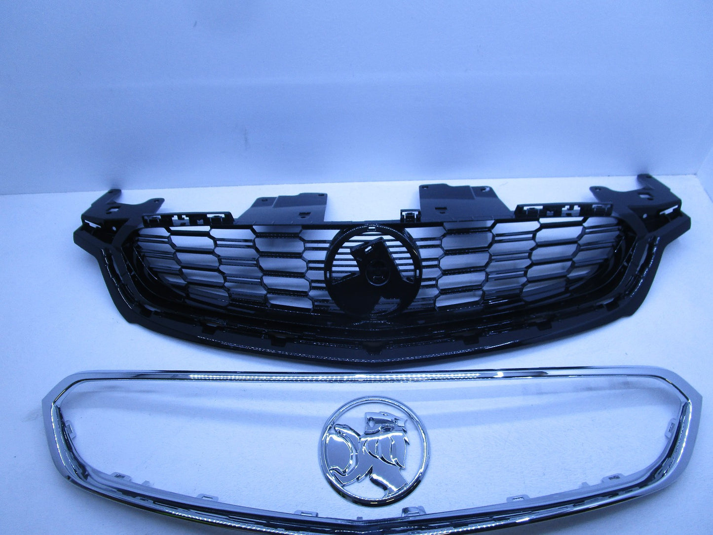 CHROME UPPER GRILLE SET WITH BADGE FOR HOLDEN COMMODORE VF SERIES-2 SS SV6 SSV