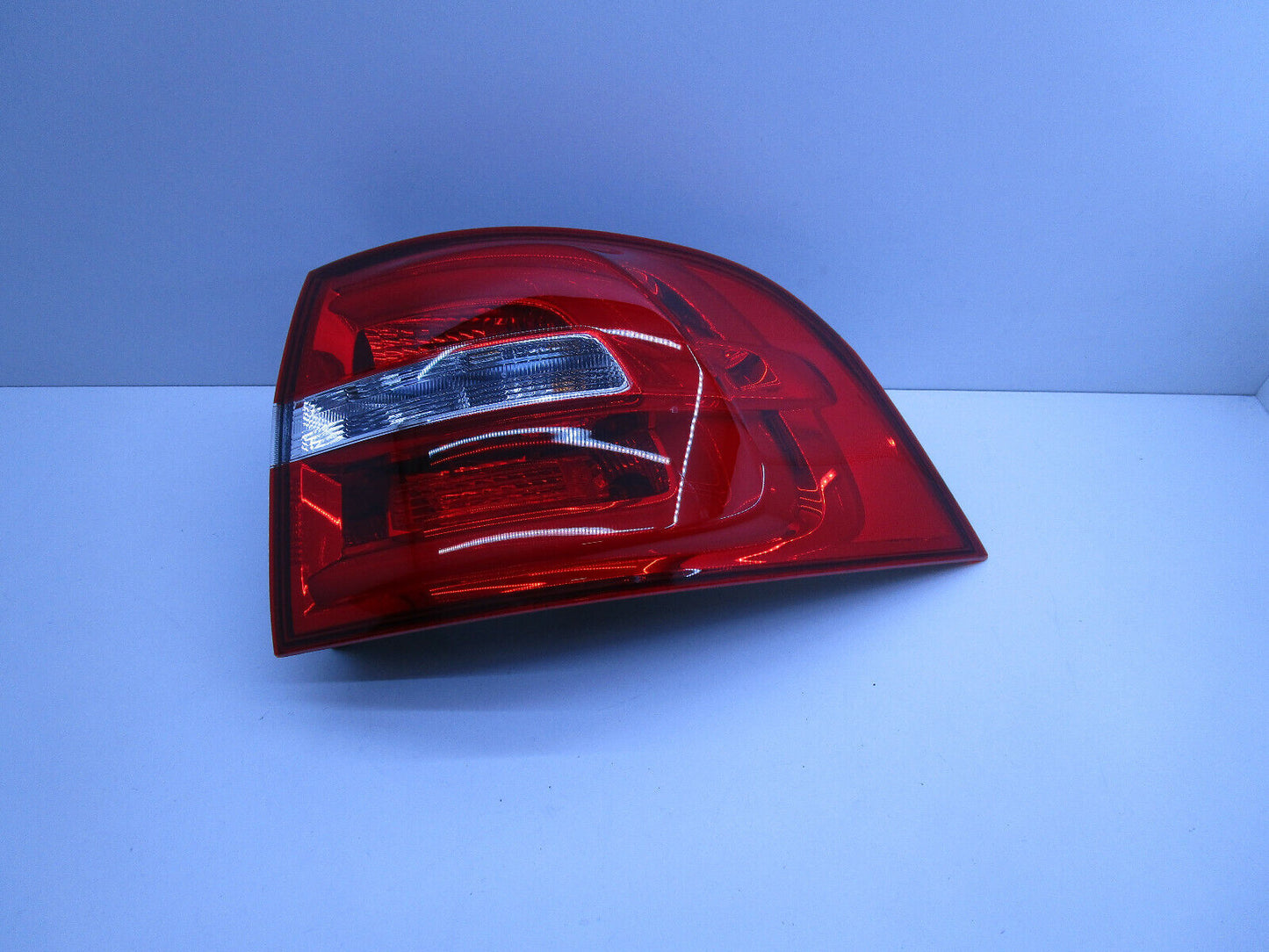 STATION WAGON DRIVER SIDE TAIL LIGHT LED RED HOLDEN COMMODORE VE VF GENUINE NEW