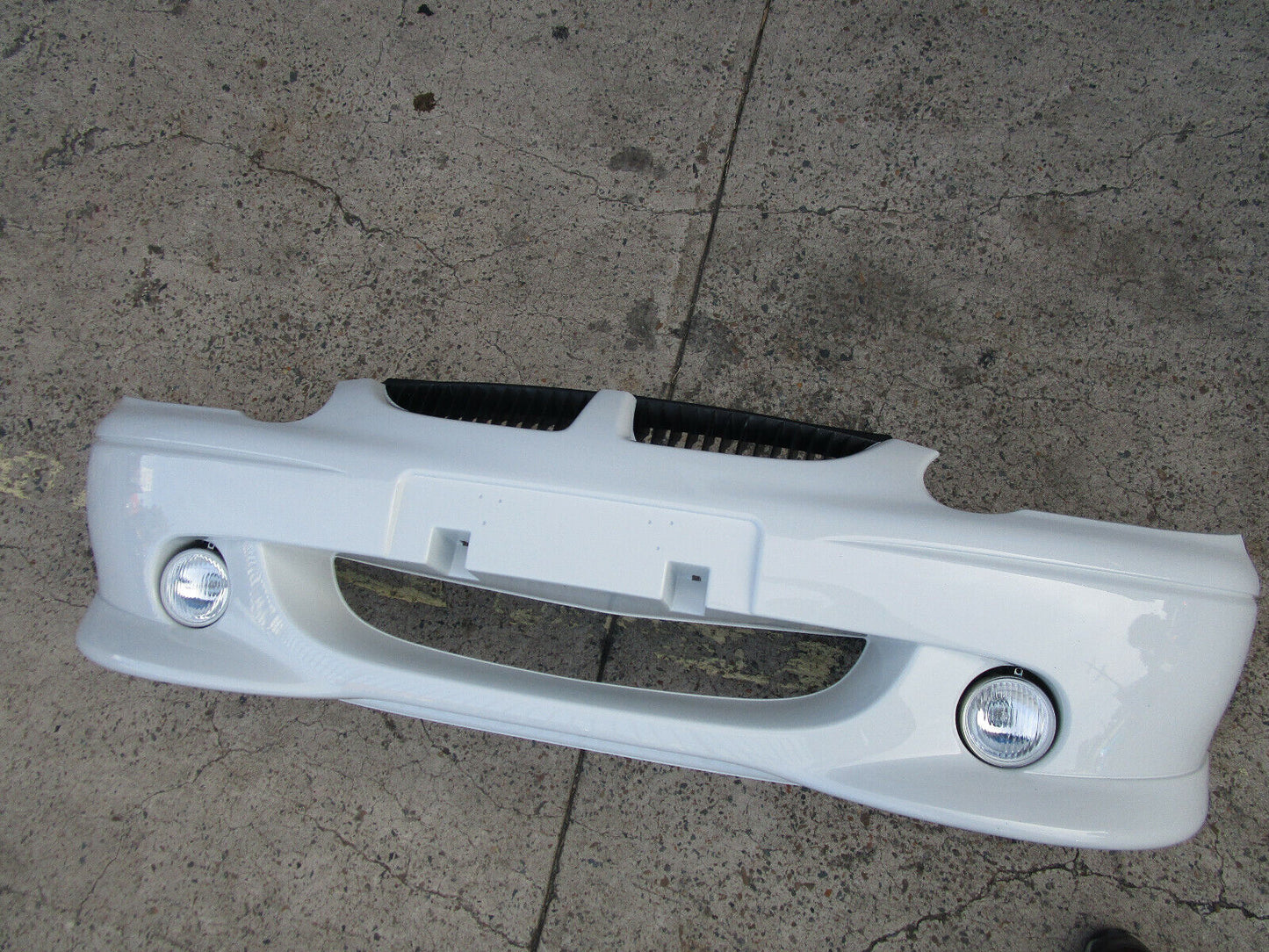 WHITE COLOUR FRONT BUMPER BAR COMPLETE FOR VX S PAC UTE HOLDEN COMMODORE NEW