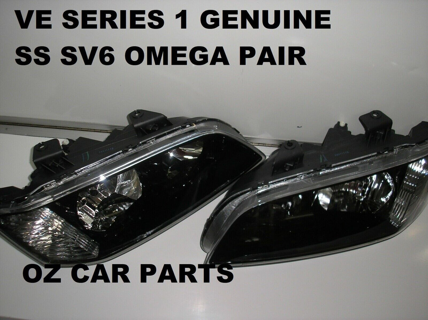 GENUINE HOLDEN COMMODORE OMEGA SS SV6 BERLINA VE GENUINE HEADLIGHTS PAIR NEW