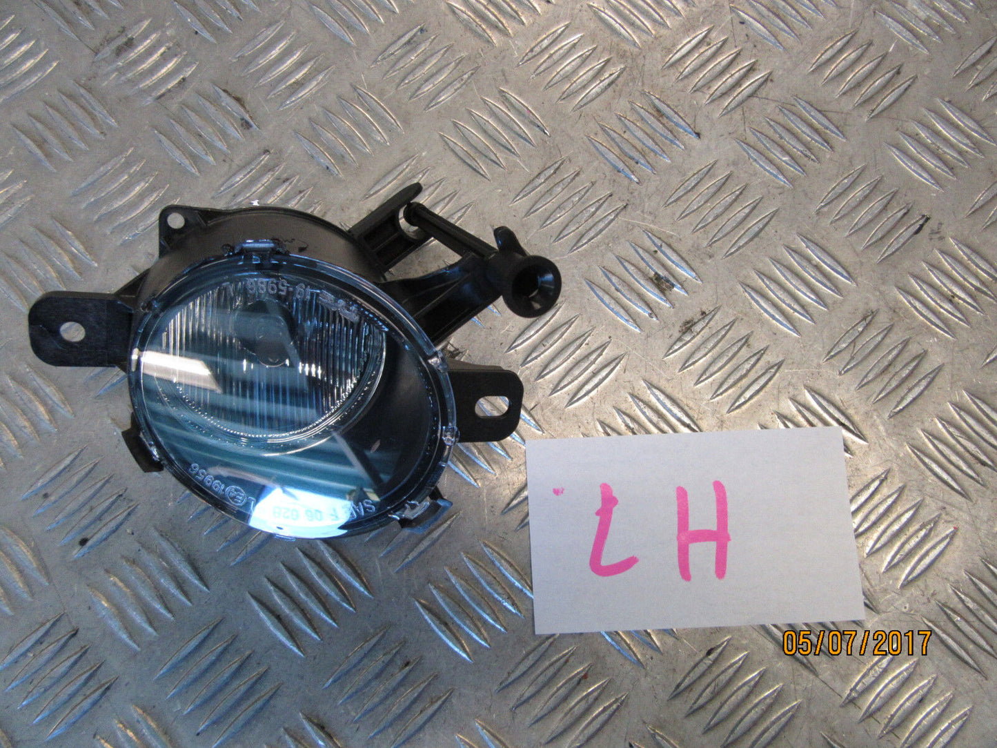 HOLDEN COMMODORE VF SERIES 1 SS SV6 SSV FOGLIGHT / DRIVING LIGHT LEFT PASSENGER