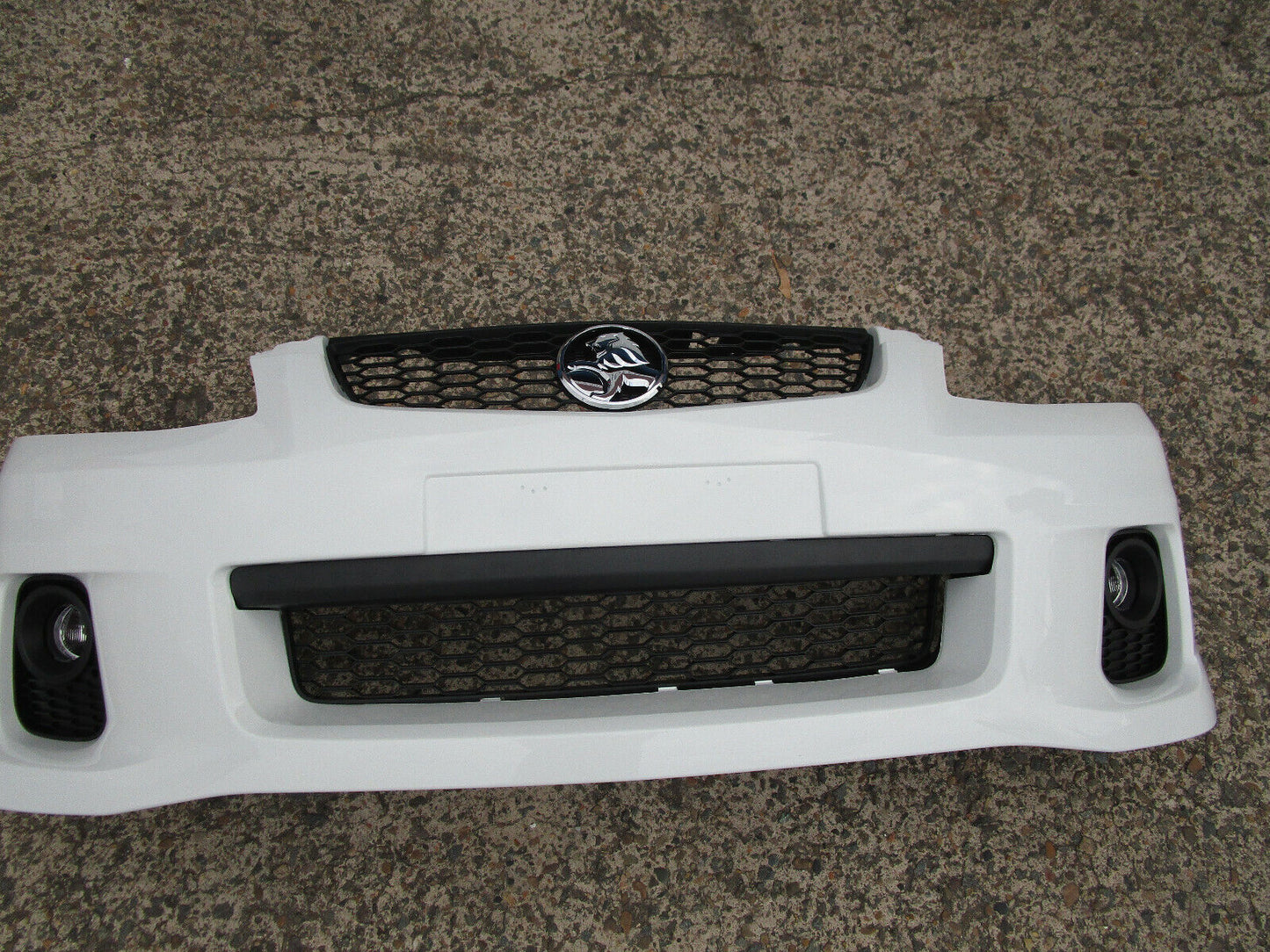 WHITE COLOUR FRONT BUMPER BAR COMPLETE FOR VE SV6 SERIES 2 HOLDEN COMMODORE NEW