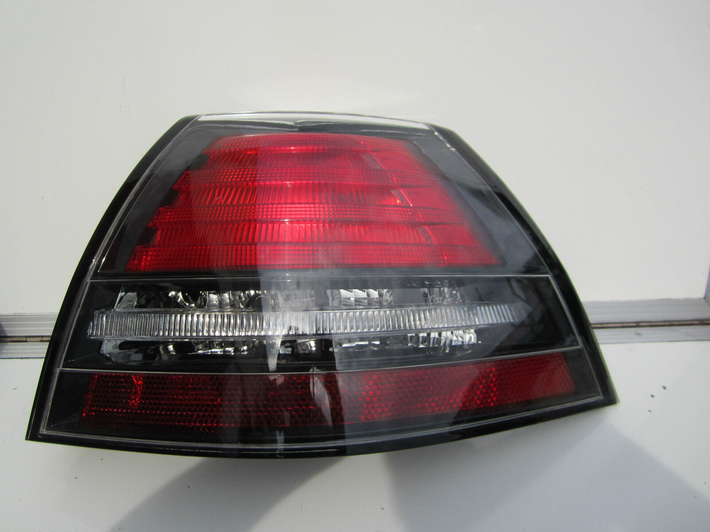 HOLDEN COMMODORE VE CALAIS TAIL LIGHT DRIVER SIDE RIGHT CALAIS VE REAR LAMP